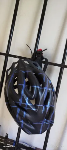 Um capacete de bicicleta ? usado