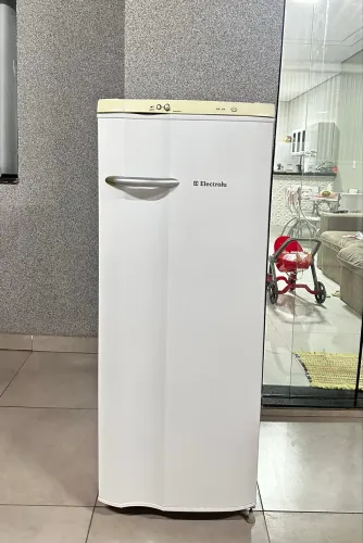 Geladeira Electrolux RE28 degelo automático está Super Conservada 