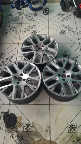 Vendo rada aro 17 da Saveiro Cross só tenho só mente essas 3 rodas 