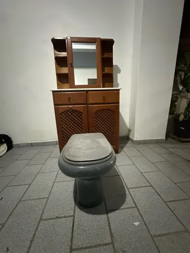 Conjunto de armário, espelho, torneira, vaso sanitário em madeira cor cerejeira