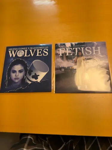 Dupla de discos coloridos 7 inch - Selena Gomez