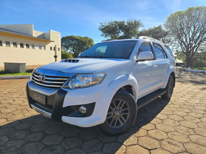 Toyota Hilux SW4 SRV D4-d 4X4 3.0 TDI Dies. AUT 2013