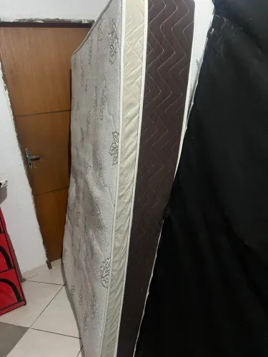 Cama com a base completa