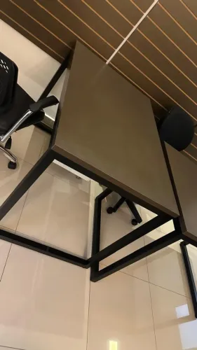 Mesa de Escritório Madeira Impermeável com Pernas em Metalon