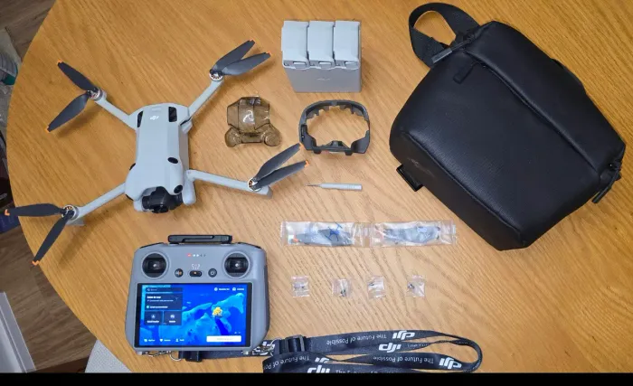 DJI Mini 4 Pro - Pacote Fly More Combo + RC2 (c/ tela) + 3 baterias plus baixo ciclo
