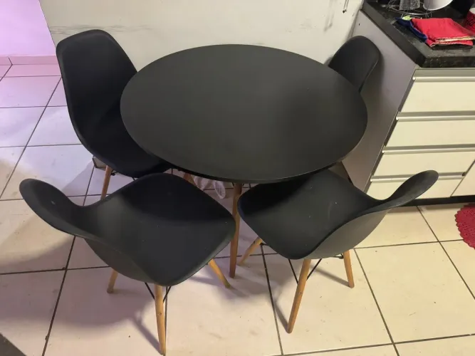 Mesa com 4cadeiras Perfeita!