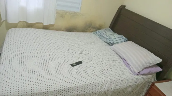 Cama de casal madeira espaçosa