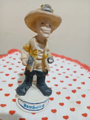 Bombeiro ( bibelô de resina)