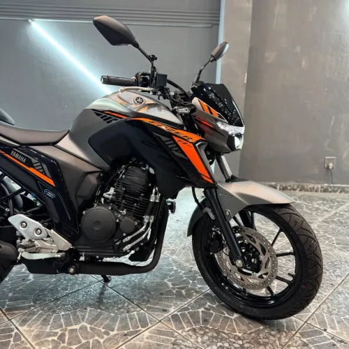 FZ 25 acabou de sair da loja