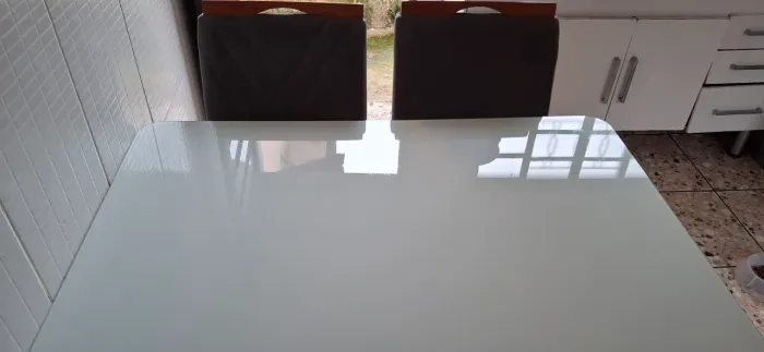 VENDO: CONJUTO MESA DE JANTAR COM 4 CADEIRAS (BASE MADEIRA MACIÇA E TAMPO DE VIDRO)