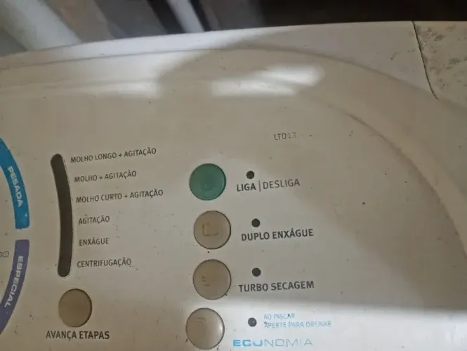 Vendo uma geladeira fros free um guarda roupa 6 portas 1 máquina de lavar.