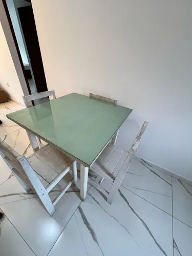 Mesa com quatro cadeiras de madeira 