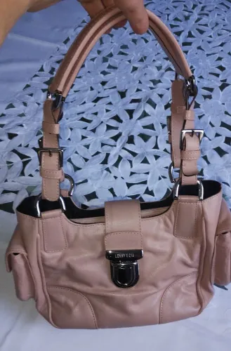 Bolsa Lenny&Cia na cor bege rosé tamanho P luxo e requinte desta marca
