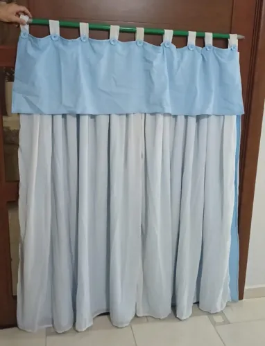 Cortina azul e branco