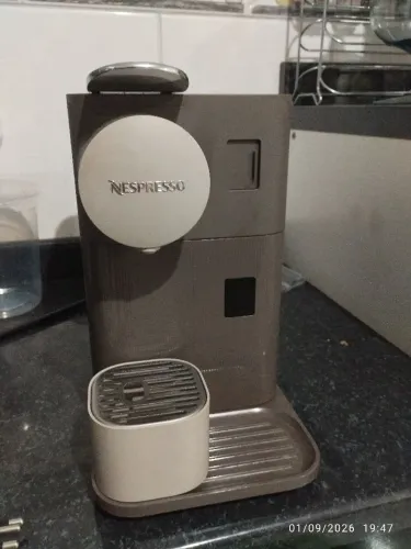 Nespresso De'Longhi Lattissima One F111 automática