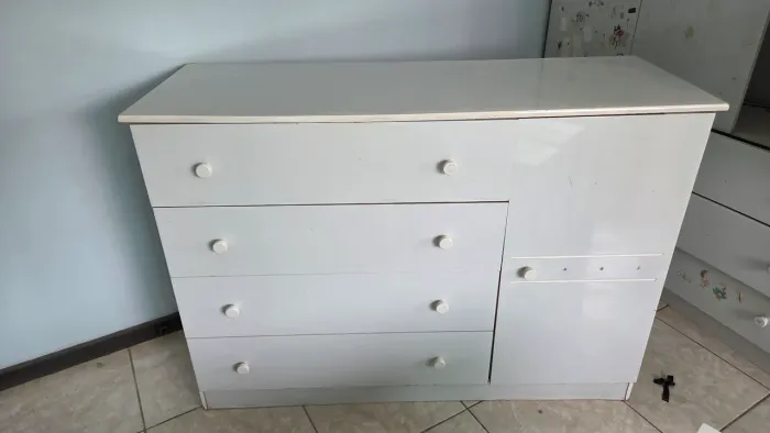 Cômoda 4 gavetas e 1 porta.