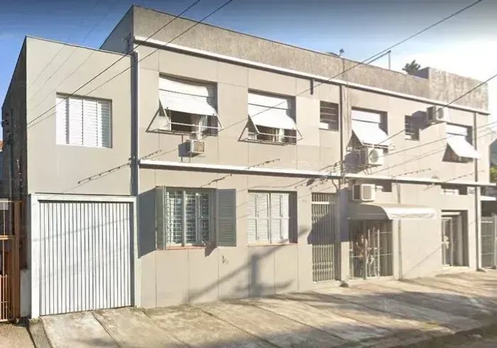 Apartamento estilo casa , entrada direto da rua, com 3 quartos em São Sebastião - Porto Al