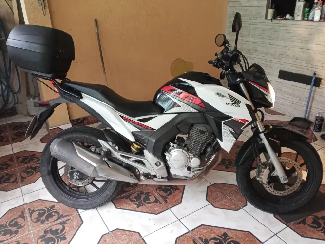CB 250 flex Ano 2018 modelo 2019 km 56 Mil valor 17200 .