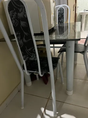 Mesa de mármore com quatro cadeiras