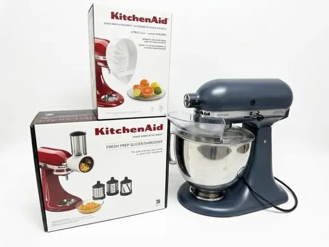 Batedeira KitchenAid ARTISAN cinza com ralador e extrator de suco