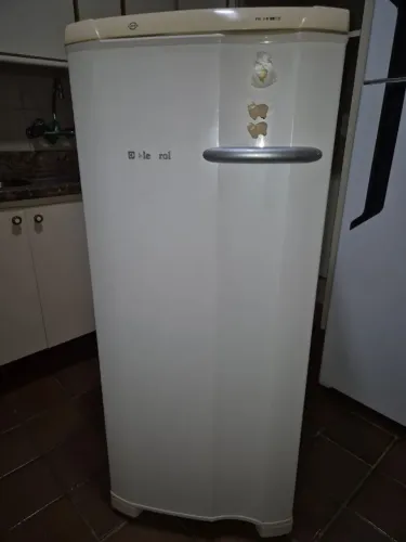 Freezer vertical Electrolux FE18 branco