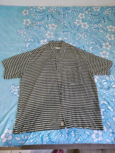 Camisa com padrões serrilhados