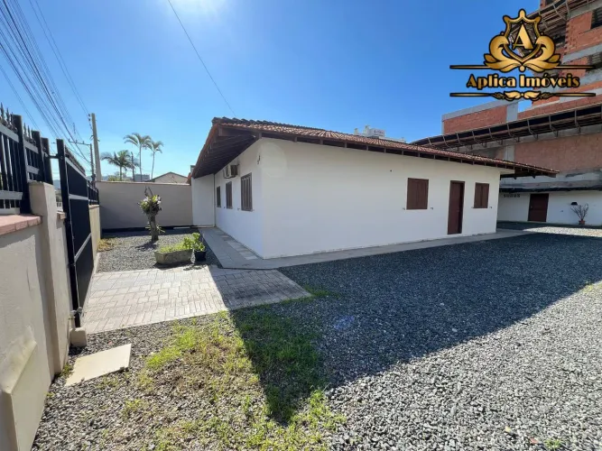 Casa para locação - Amplo terreno - Com 4 quartos no Gravatá