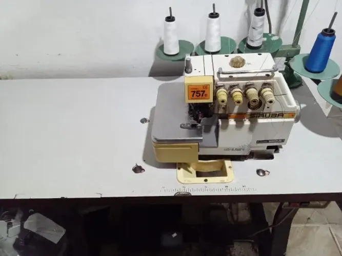 Máquina de costura interlock Siruba 757E