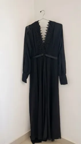 Vestido Longo Preto com Detalhes em Renda e Manga Longa