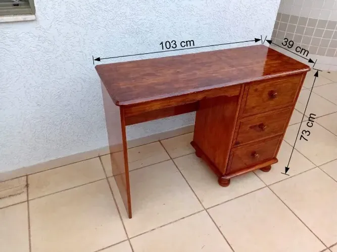 Escrivaninha de madeira com 3 gavetas