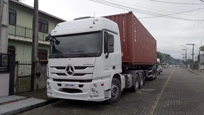 Vende se Mercedes bens 2546 engatado carreta porta container librelato ano 24 modelo 25