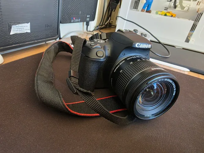 Canon SL2 com lente 18-55mm