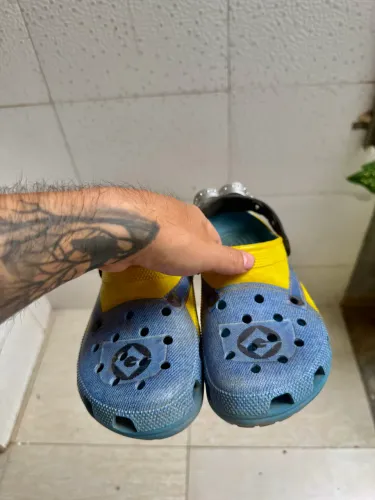 CROCS MINIONS