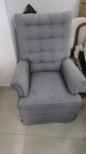 Poltrona com balanço e apoio de pés
