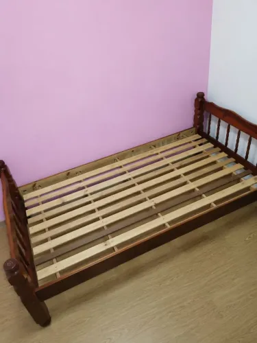 Cama de solteiro, madeira maciça