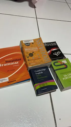 Coletânea de gramática normativa de língua portuguesa e inglesa.