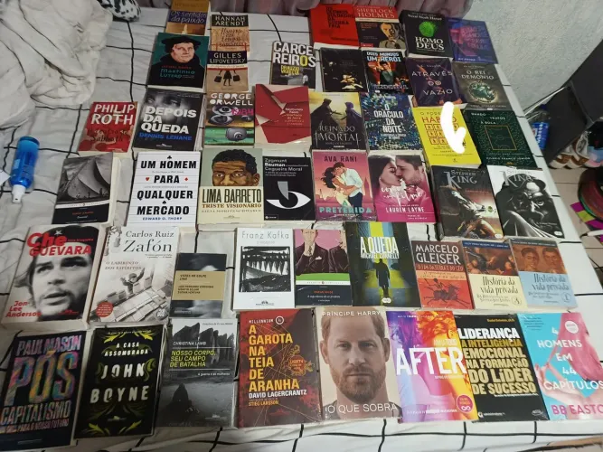 Livros diversos e valores diferentes, todos lacrados
