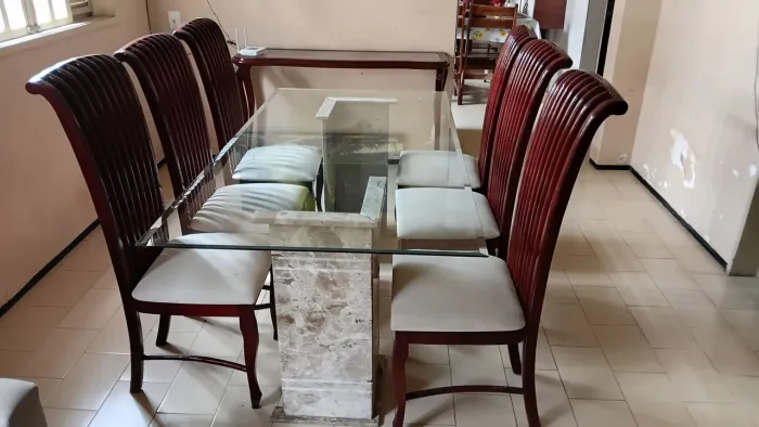 Vendo mesa 6 lugares, tampo de vidro, pes de pedra com aparador, excelente estado. 5 000,0