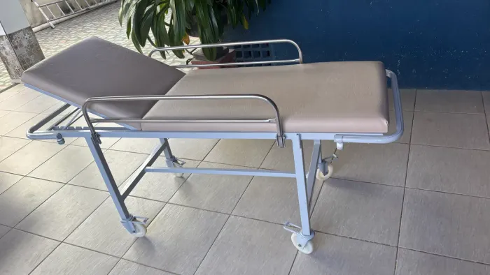 Maca Hospitalar Reclinável com Rodízios e Grades Laterais - Nova
