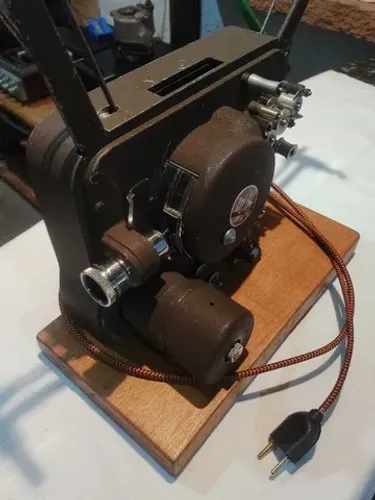 Lâmpada de Mesa de Projetor Antigo de Filme 16 mm - Promoção!