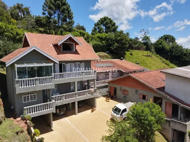 Casa com Piscina à Venda na Região do Alto da Vila Inglesa - Campos do Jordão/SP