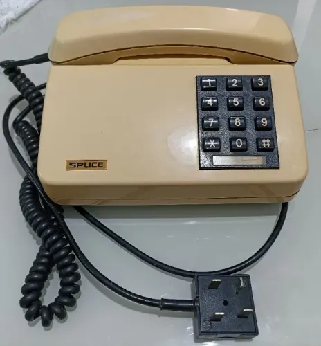 Aparelho de telefone fixo.