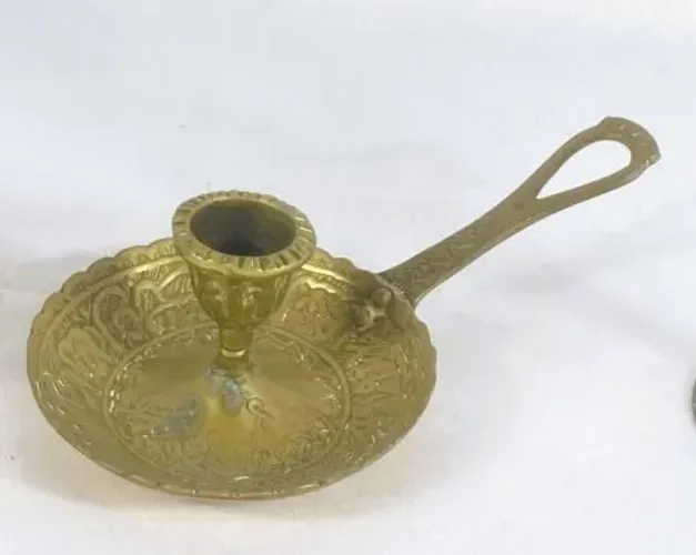 Antigo castiçal Palmatoria em bronze indiano dourado ricamente decorado com motivos locais