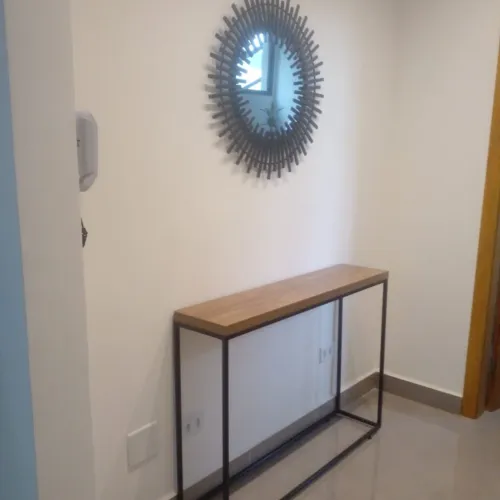 Espelho em ferro e Aparador com Estrutura de Metal