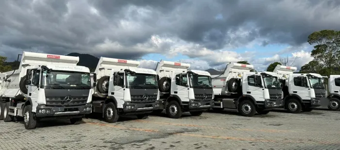 Lote de MB Axor 2730 ano 2024, 6x4, 0 km, com caçamba Rossetti de 14 ?, em SC