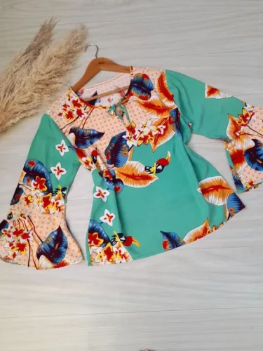Blusa estampada em viscose.<br>