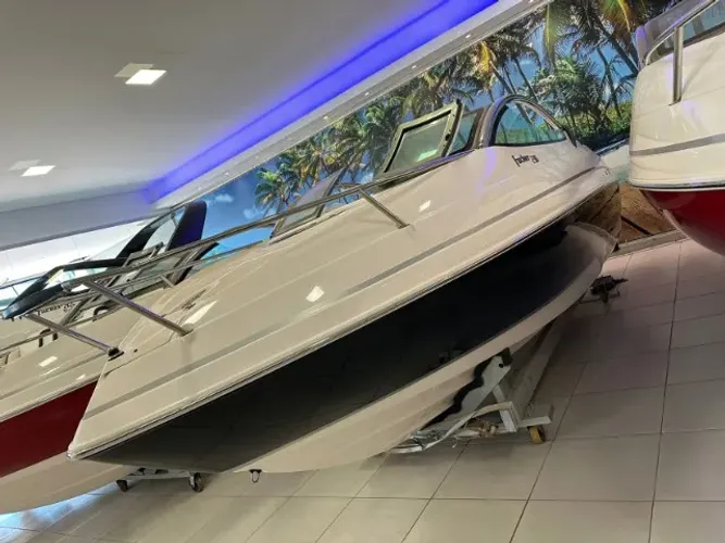 Lancha Focker 230 Cabinada 