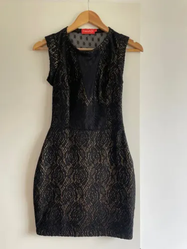 Vestido preto de renda com detalhes em dourado tam P French B
