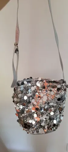 Vendo bolsa de lantejoulas prata