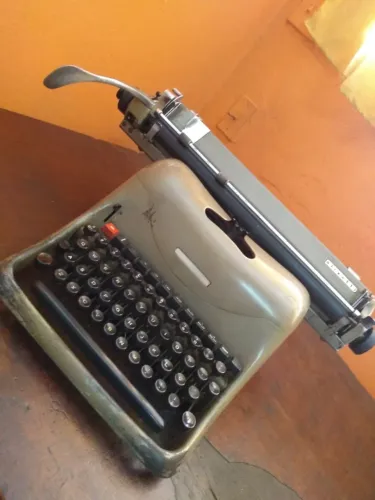 Vende-se Máquina de Escrever Olivetti modelo Lexikon 80